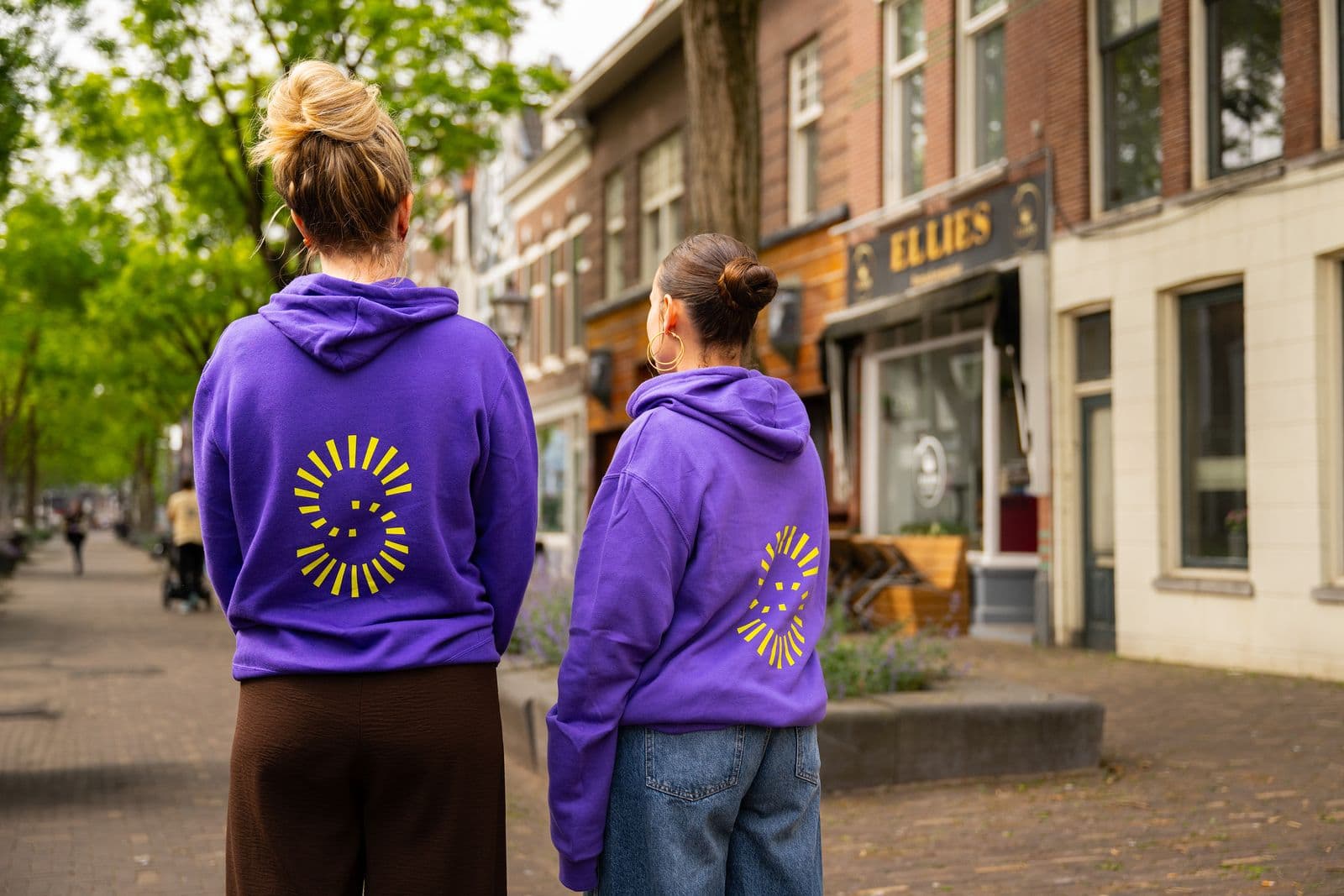 Jeugdprofessional van Scala wandelt door een woonstraat in de wijk